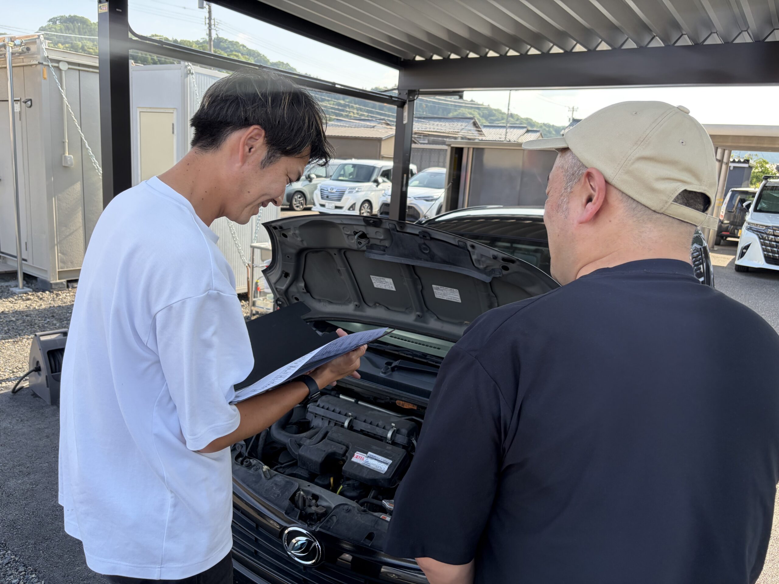C.P STOREで車を査定している様子