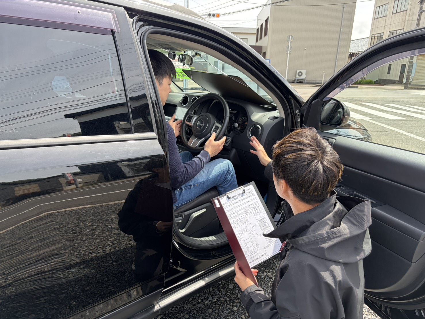車両を実際に確認している様子