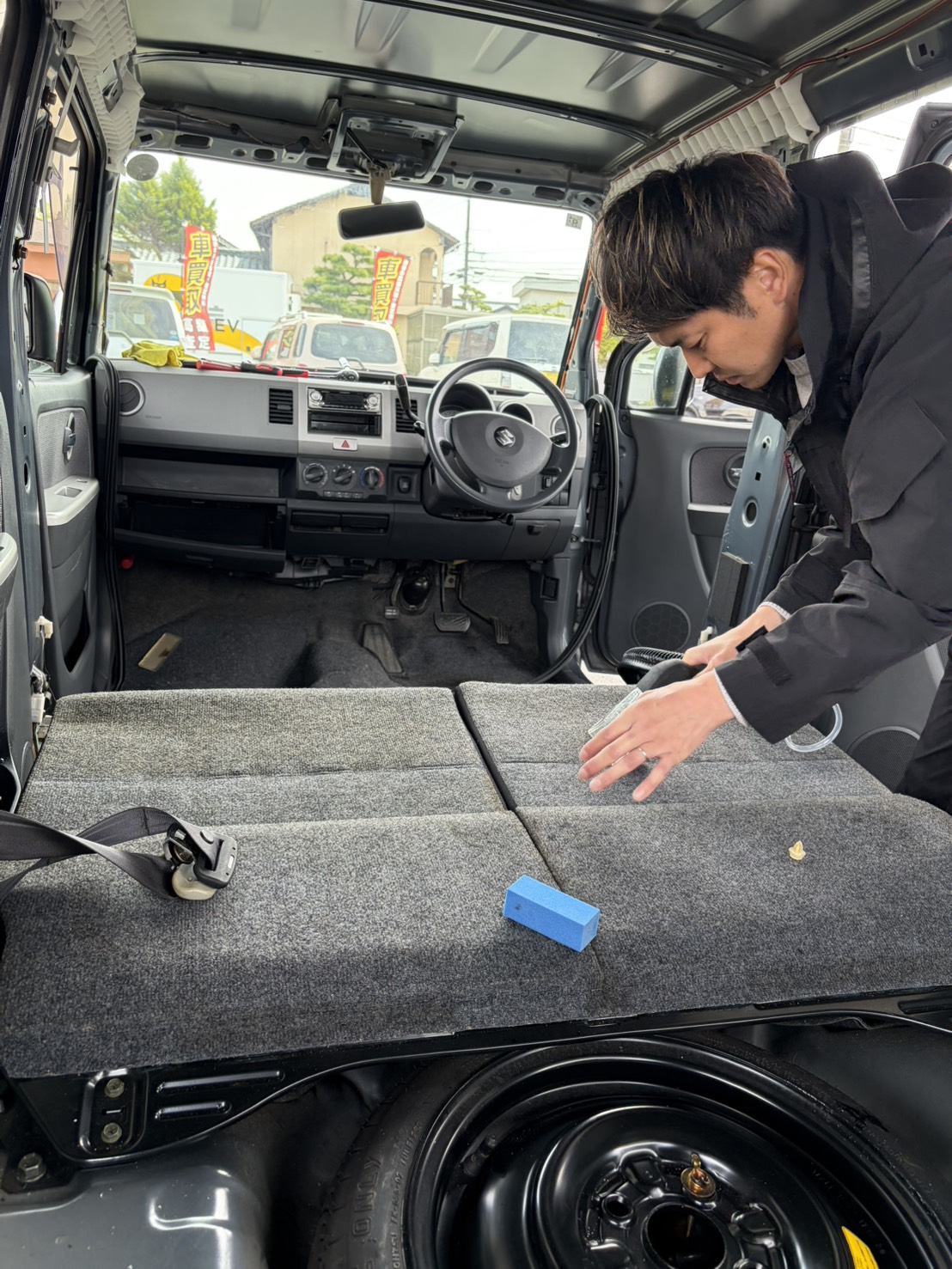 車内を清掃・整備している様子