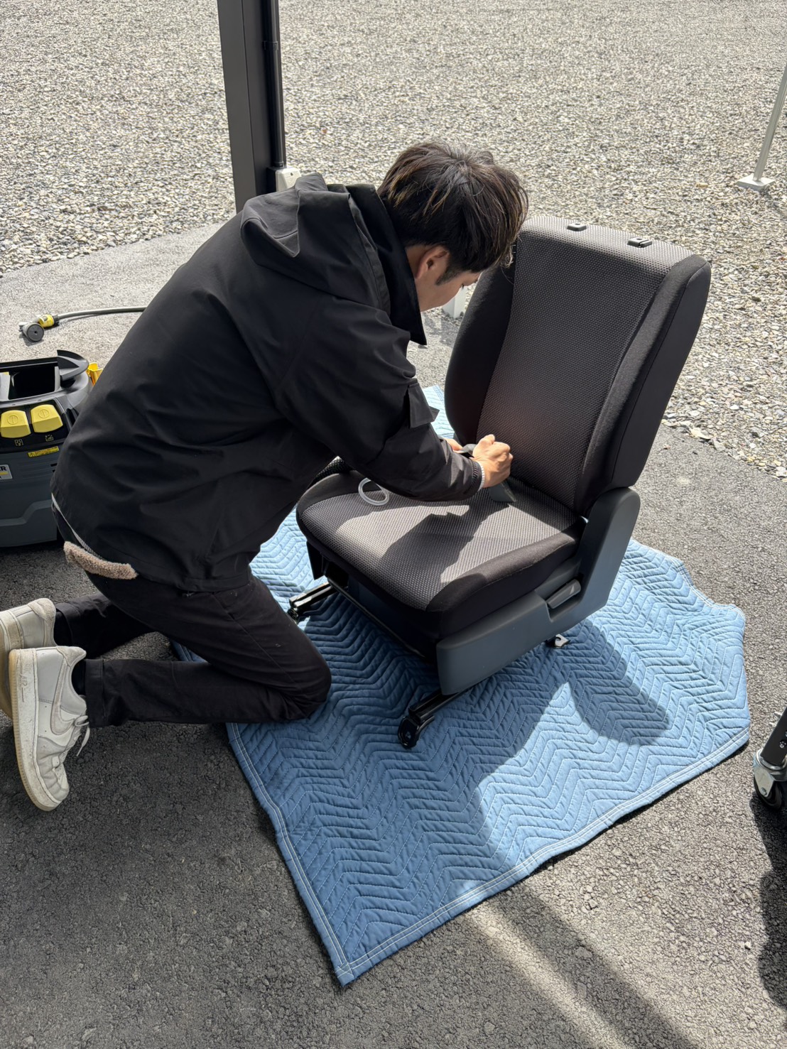 シートを清掃している様子