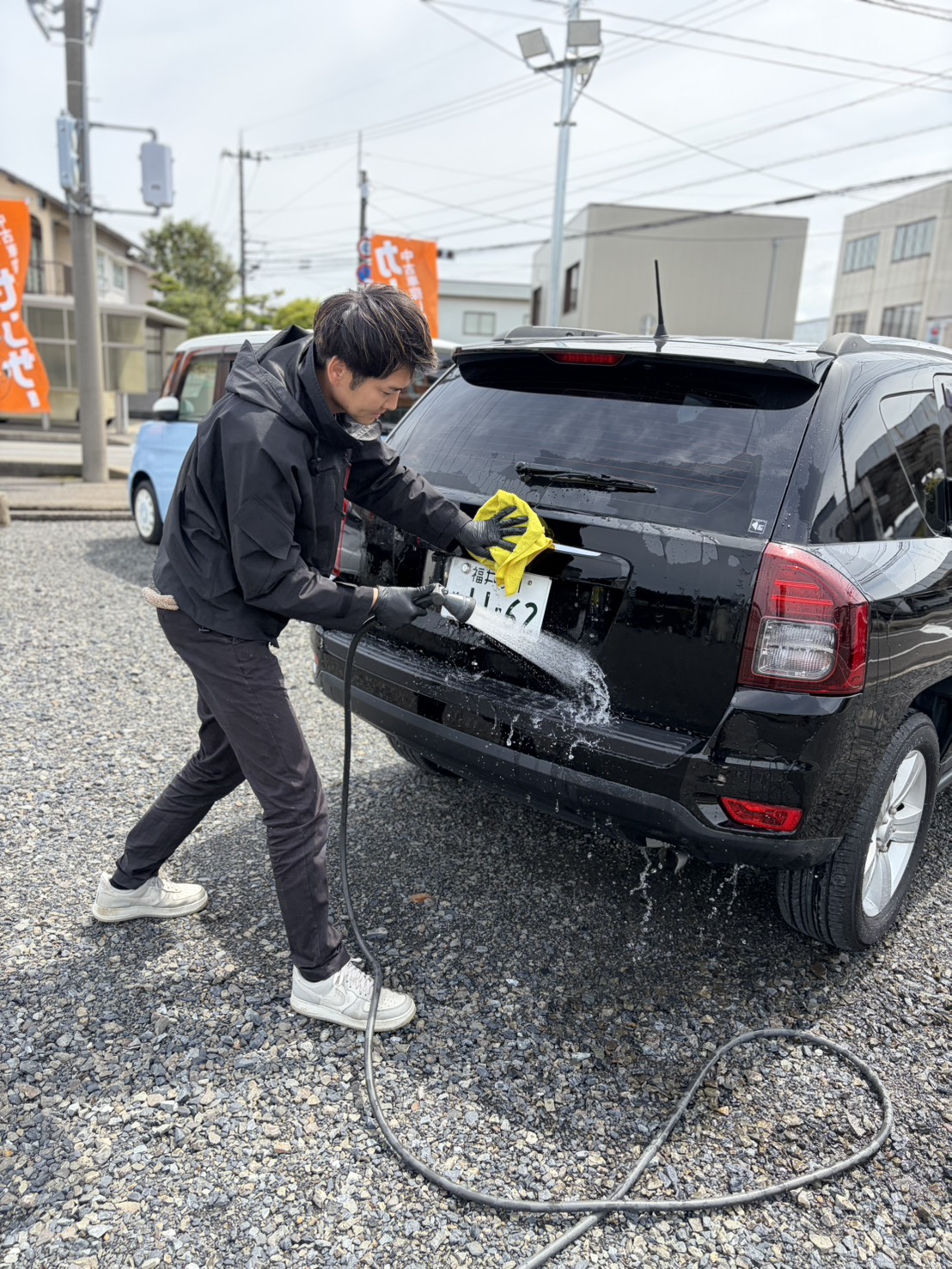 納車前に車体を洗浄している様子